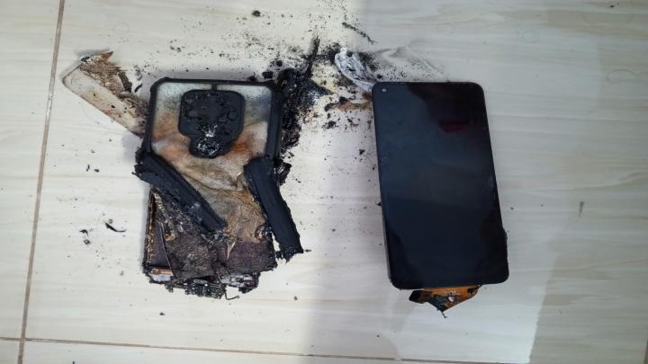 চার্জ দেওয়ার সময় বিকট শব্দে বিস্ফোরণ ‘টেকনো’ মোবাইলে, অল্পের জন্য রক্ষা পেলেন দম্পতি